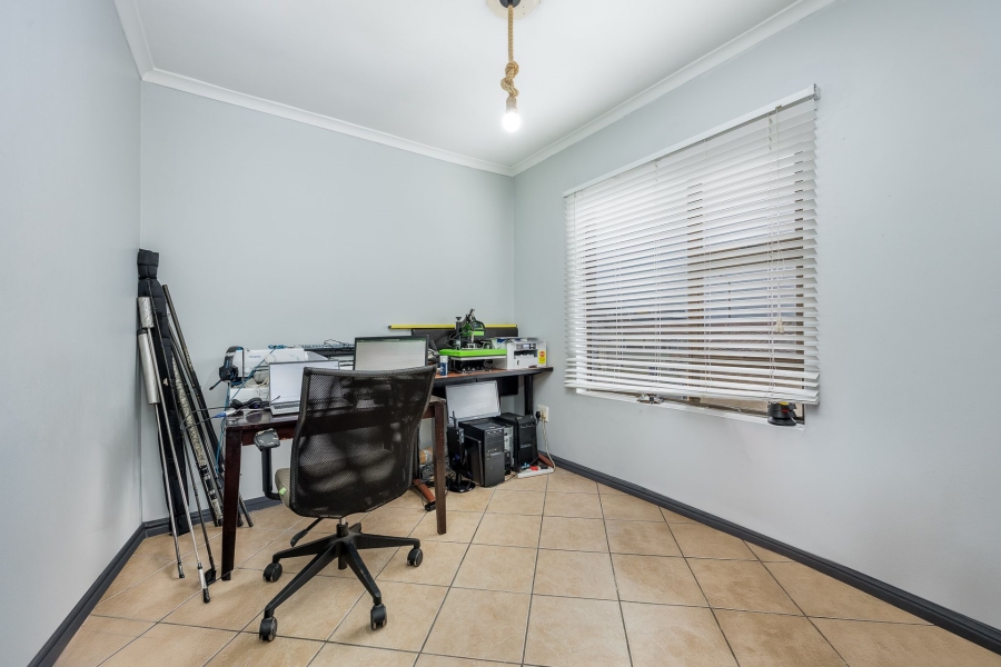 5 Bedroom Property for Sale in Hagley Western Cape